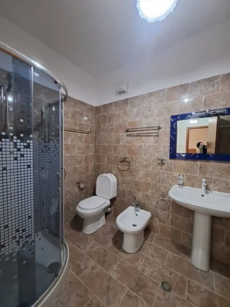 Tirane, jepet me qera apartament 1+1+Ballkon Kati 5, 80 m² 400 € (fresk)