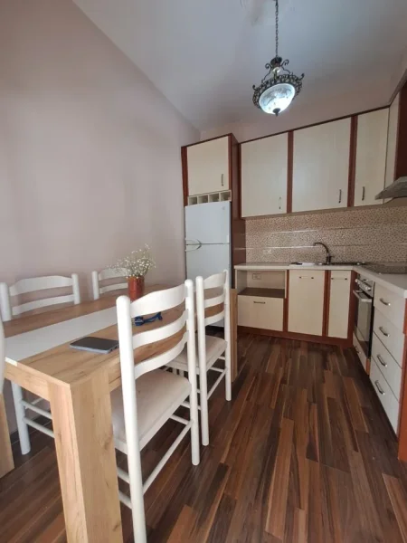 Tirane, jepet me qera apartament 1+1+Ballkon Kati 5, 80 m² 400 € (fresk)