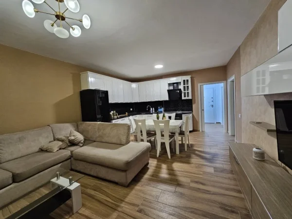 DURRES - QERA apartament 2+1 Kati 6, Stacioni i trenit 500 €