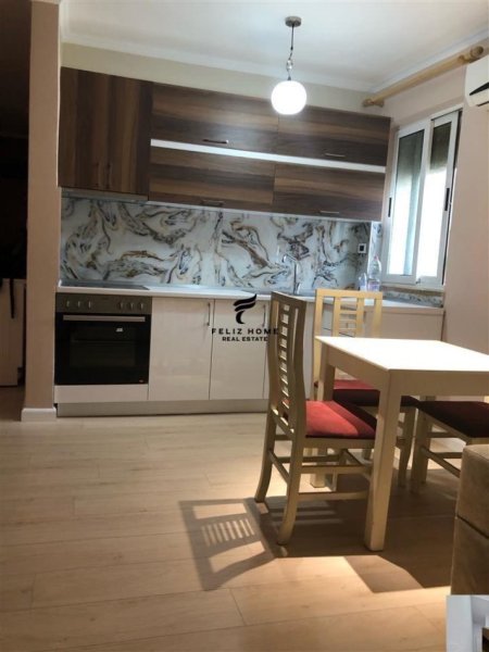 Tirane, jepet me qera apartament 2+1 Kati 3, 70 m² 600 € (QENDER)