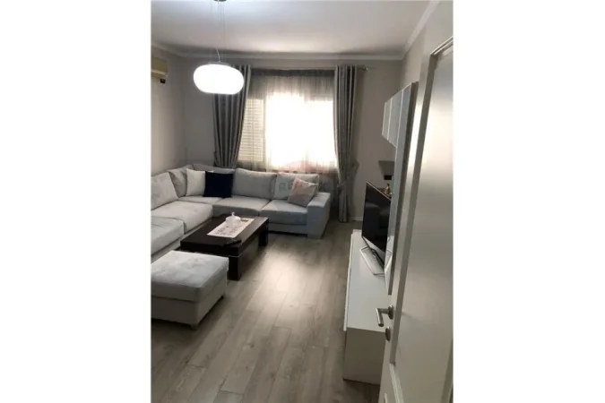 Tirane, jepet me qera apartament 2+1 , 650 € (Komuna e Parisit)