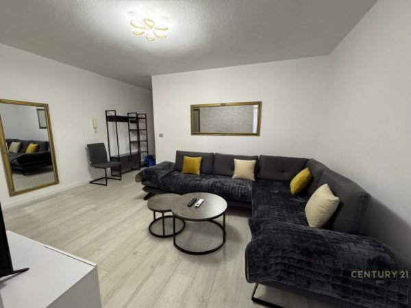 Tirane, jepet me qera apartament 1+1+Aneks+Ballkon Kati 3, 65 m² 680 € (Komuna e Parisit)