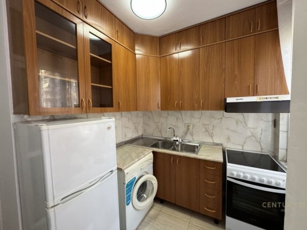 Tirane, jepet me qera apartament 1+1+Aneks+Ballkon Kati 3, 65 m² 680 € (Komuna e Parisit)