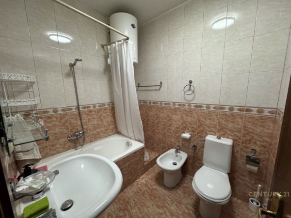 Tirane, jepet me qera apartament 1+1+Aneks+Ballkon Kati 3, 65 m² 680 € (Komuna e Parisit)