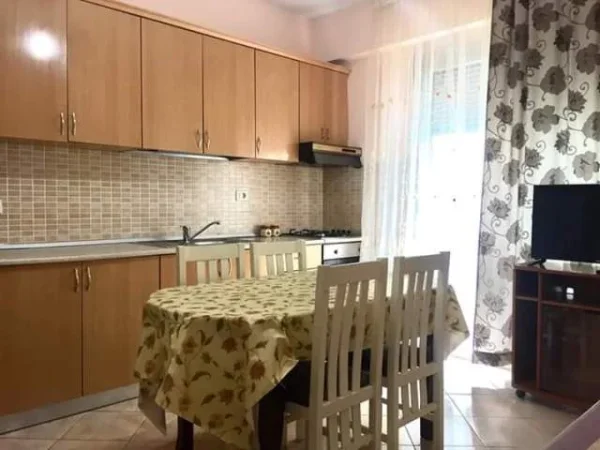 Vlore, jap me qera apartament 1+1+BLK Kati 4, 70 m² 25 Euro (Rushit Gurishova)