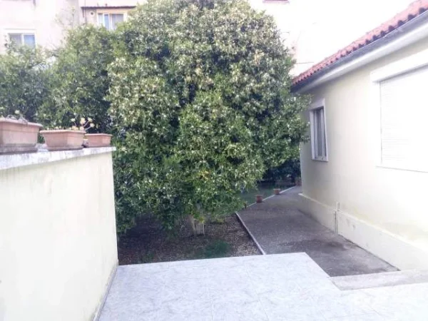 Elbasan,Me Qera Vilë/Shtëpi, 500m² oborr-agrume, ideale për kopësht-çerdhe fëmijësh, shkolle/kurse gjuhësh, zyra kompanie, studio arkitekt-projektim, estetik-parukeri, klinik etj,  500m larg qendrës elbasanit dhe 250m nga Posta dhe Unaza/Stacioni Trenit, Elbasan.