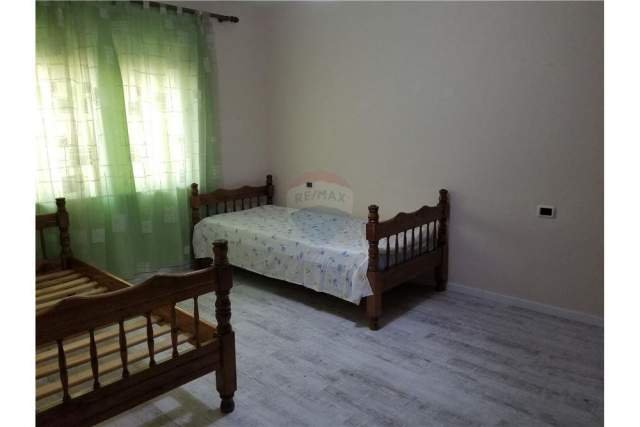 Tirane, jap me qera apartament Kati 2, 57 m² 280 Euro (Rruga e Durresit)