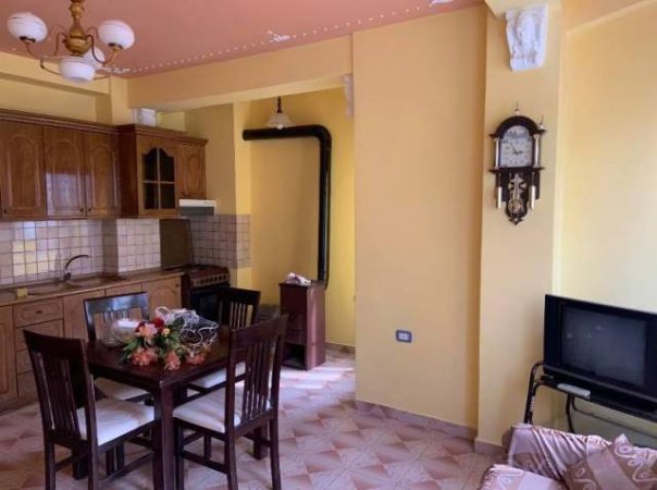 Pogradec, jap me qera apartament 2+1+BLK Kati 3, 80 m² 3000 Leke/nata (Rruga Deshmoret e Pojskes)