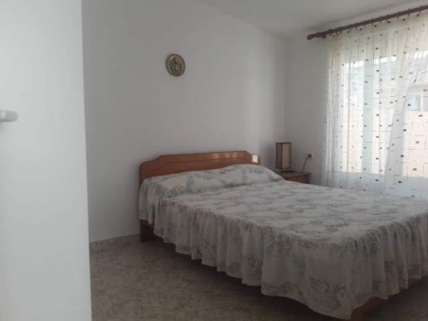 Okazion Sarande, jap me qera apartament Kati 3, 4000 L nata