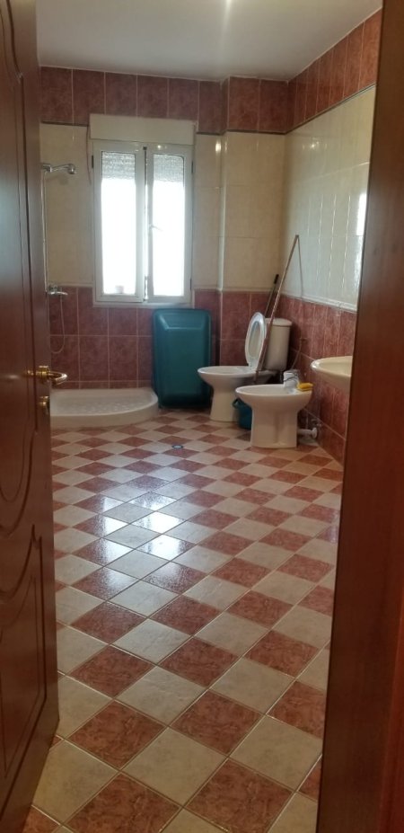 Vlore, jap me qera apartament 1+1 Kati 4, 85 m² 20 Euro/nata (Sadik Zotaj, Zona Skelë-Vlorë)