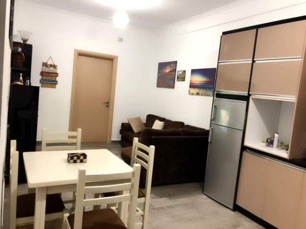 Sarande, jap me qera apartament 1+1 per plazh ne qender te shetitorja.