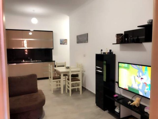 Sarande, jap me qera apartament 1+1 per plazh ne qender te shetitorja.