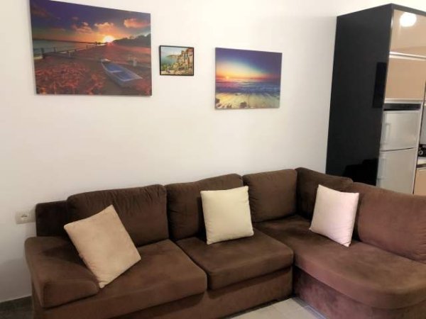 Sarande, jap me qera apartament 1+1 per plazh ne qender te shetitorja.