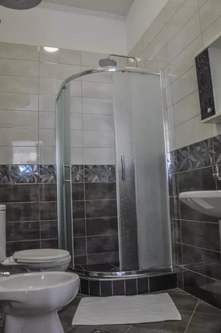 Tirane, japim me qera ditore  2+1+BLK Kati 6, 110 m² 45 Euro/nata &  1+1+BLK, kati 3, 65 m² 37 euro/nata (Rr. Haxhi Hysen Dalliu)