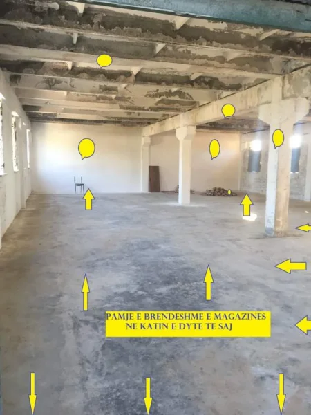 Gjirokastër, Me Qera, Magazinë/Depo speciale në kat 2, sip. funksionale 600m², Qera 80'000 Leke/muaj, në zonë industriale, midis dy rrugëve; asaj të Zinxhirëve e  Baba Qilimi 500m nga aksi rruges nacionale Gjirokastër-Kakavi 1.3km nga Shëtitorja qyetit Gjirokastrës.