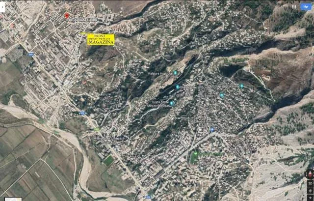 Gjirokastër, Me Qera, Magazinë/Depo speciale në kat 2, sip. funksionale 600m², Qera 80'000 Leke/muaj, në zonë industriale, midis dy rrugëve; asaj të Zinxhirëve e  Baba Qilimi 500m nga aksi rruges nacionale Gjirokastër-Kakavi 1.3km nga Shëtitorja qyetit Gjirokastrës.