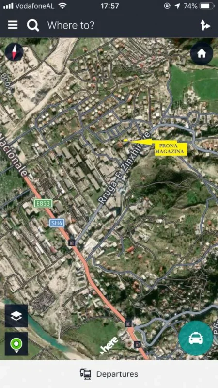 Gjirokastër, Me Qera, Magazinë/Depo speciale në kat 2, sip. funksionale 600m², Qera 80'000 Leke/muaj, në zonë industriale, midis dy rrugëve; asaj të Zinxhirëve e  Baba Qilimi 500m nga aksi rruges nacionale Gjirokastër-Kakavi 1.3km nga Shëtitorja qyetit Gjirokastrës.