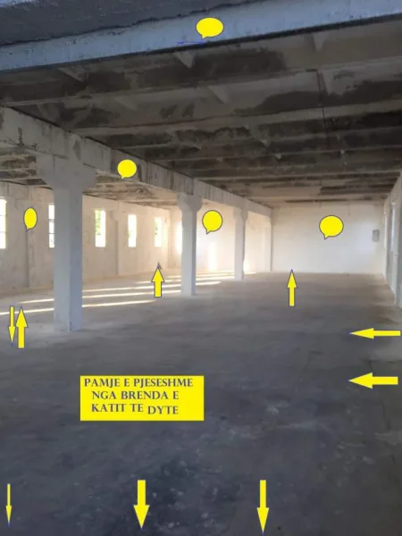 Gjirokastër, Me Qera, Magazinë/Depo speciale në kat 2, sip. funksionale 600m², Qera 80'000 Leke/muaj, në zonë industriale, midis dy rrugëve; asaj të Zinxhirëve e  Baba Qilimi 500m nga aksi rruges nacionale Gjirokastër-Kakavi 1.3km nga Shëtitorja qyetit Gjirokastrës.