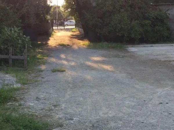 Tirane, jap me qera ambjent biznesi Kati 1,(120 m2) + piste  500 m², 80 000 lek (Laprake,Sheshi Shqiponja)