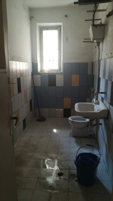 Tirane, jap me qera ambjent biznesi Kati 1, 85 m² 800 Euro (Bulevardi Zogu i 1,përballë Zëri i Popullit)