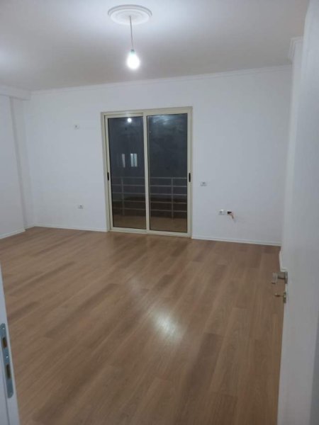 Tirane, shitet apartament Kati 8, 74 m² 66.000 Euro (Yzberisht)
