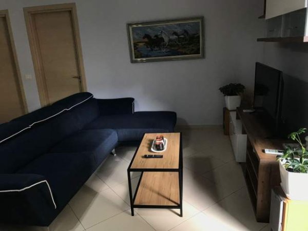 Tirane, jepet me qera apartament 2+1 Kati 1, 126 m² 700 Euro (Rruga e Barrikadave)