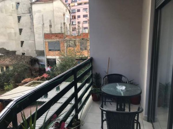 Tirane, jepet me qera apartament 2+1 Kati 1, 126 m² 700 Euro (Rruga e Barrikadave)