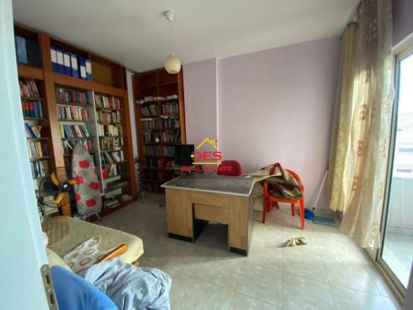 Tirane, jepet me qera apartament 3+1+BLK 120 m² 300 Euro (rruga kastriotet)