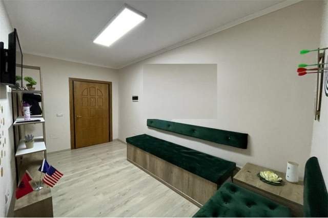 Tirane, jepet me qera zyre Kati 1, 35 m² 350 Euro (myslym shyr)