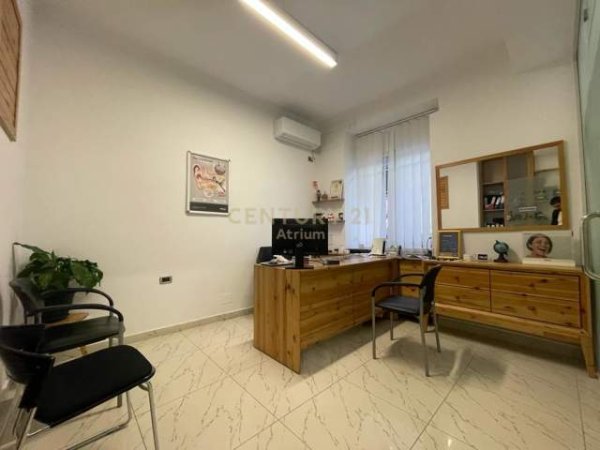Tirane, jepet me qera Kati 0, 75 m² 700 Euro  perball Taivanit
