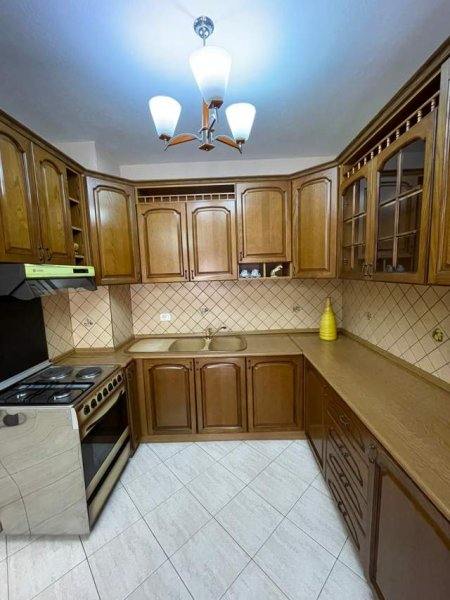 Tirane, jepet me qera apartament 1+1+A+BLK Kati 3, 75 m² 360 Euro (Pranë Qendrës Globe) PARK29010