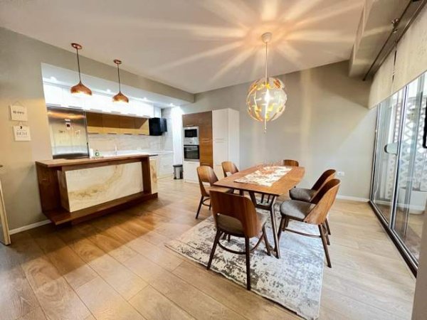 Tirane, jepet me qera apartament 3+1+BLK Kati 8, 165 m² 850 Euro (Selvia)