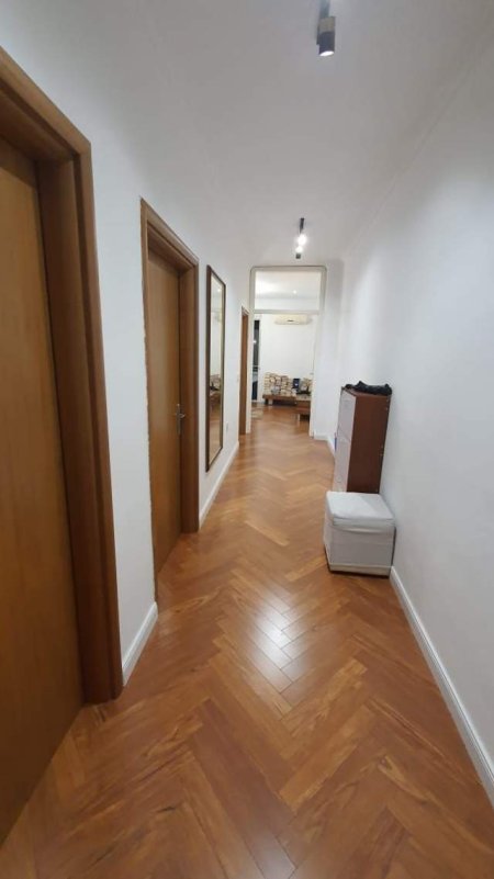 Tirane, jepet me qera apartament 2+1+BLK Kati 5, 105 m² 550 Euro (rruga Peti)
