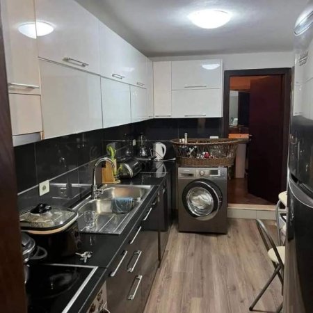 Tirane, jepet me qera apartament 2+1 Kati 1, 115 m² 750 Euro (Ura  e tabakeve)