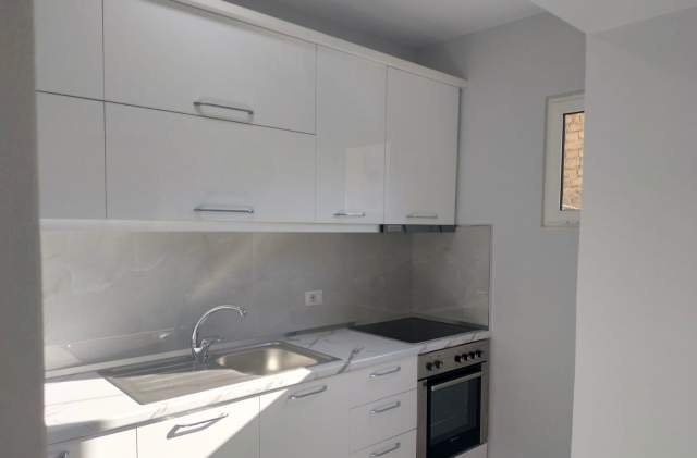 Tirane, jepet me qera apartament 3+1 Kati 2, 96 m² 450 Euro (rruga Muhamet Gjollesha)