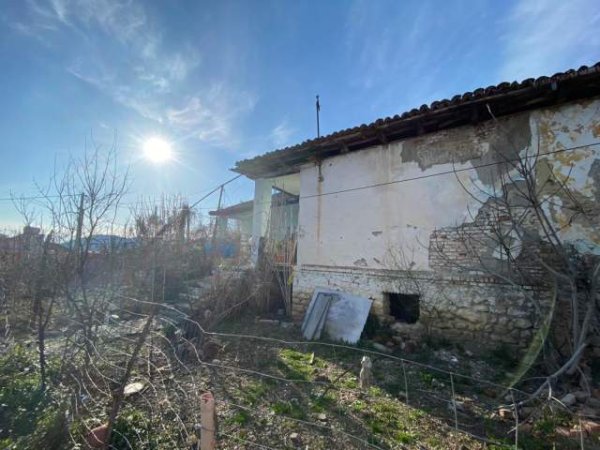 Tirane, shes truall 600 m² 127.000 Euro (fabrika e qelqit)