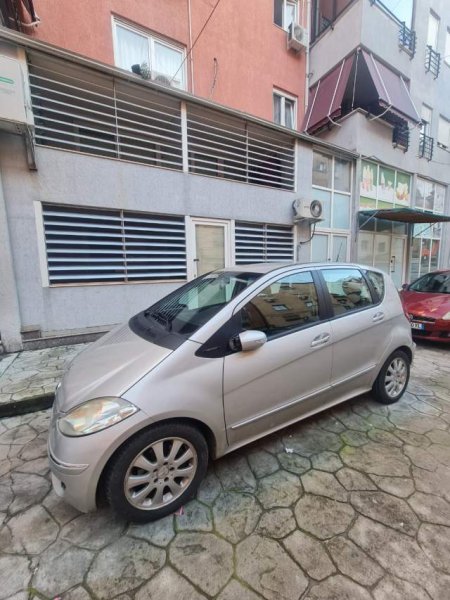 Tirane, shes makine Mercedes-Benz Viti 2005, 3.200 Euro