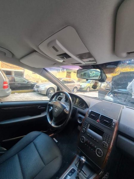 Tirane, shes makine Mercedes-Benz Viti 2005, 3.200 Euro