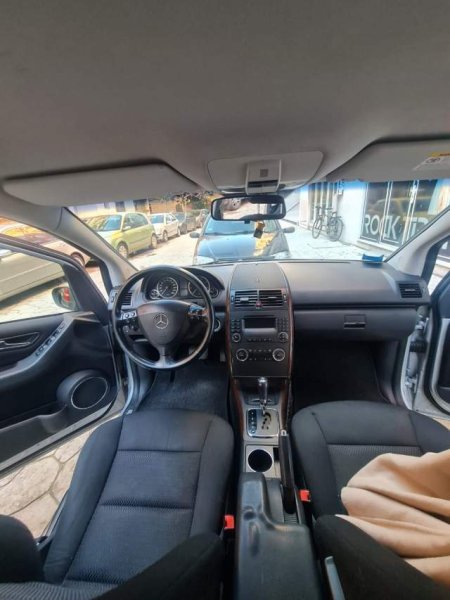 Tirane, shes makine Mercedes-Benz Viti 2005, 3.200 Euro