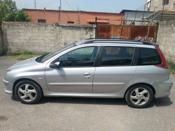 Tirane, shes makine Peugeot 206 Viti 2004, 3000 Euro