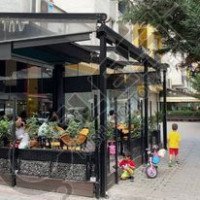 Tirane, jepet me qera lokal Bar Kafe + ambjent kuzhine me vehte per Restorant Piceri (me furre per pica), sip. 300 m². Çmimi 1.000 Euro (PRANE BULEVAR