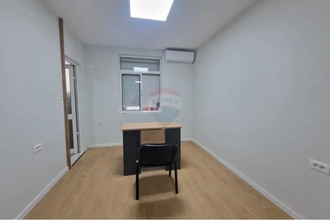Tirane, jepet me qera zyre , 450 € (Bllok)