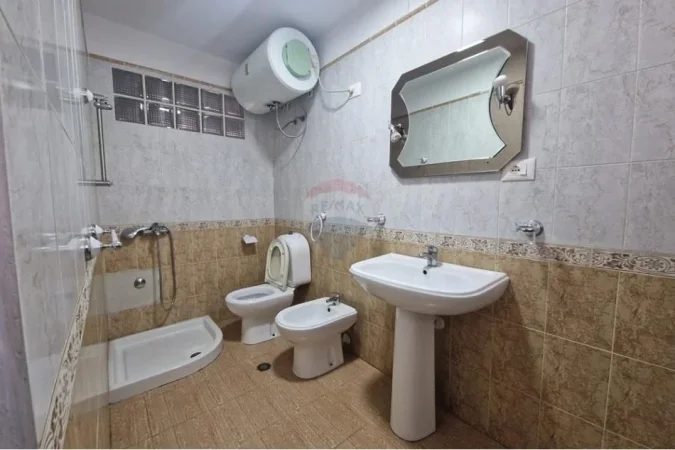 Tirane, jepet me qera zyre , 450 € (Bllok)