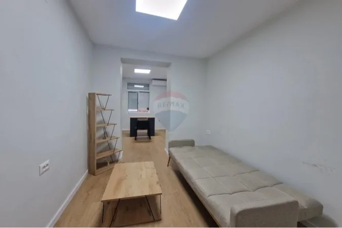 Tirane, jepet me qera zyre , 450 € (Bllok)