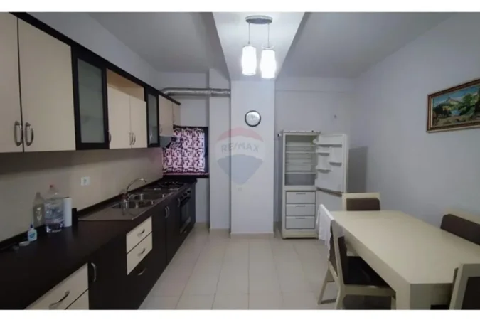 Tirane, jepet me qera apartament 2+1 , 550 € (Pazari i Ri)