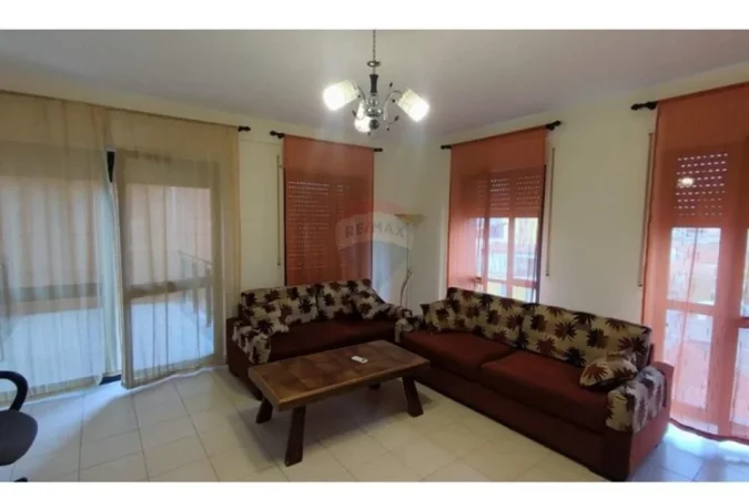 Tirane, jepet me qera apartament 2+1 , 550 € (Pazari i Ri)