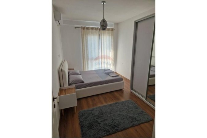 Tirane, jepet me qera apartament 1+1 , 550 € (Rruga e Dibres)