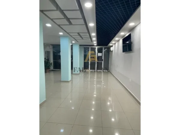 Tirane, jepet me qera ambjent biznesi Kati 0, 700 € (Amerikan 3, Prane KMY)