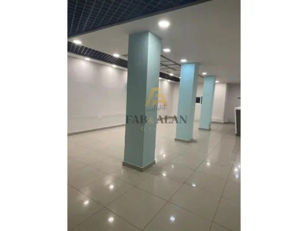 Tirane, jepet me qera ambjent biznesi Kati 0, 700 € (Amerikan 3, Prane KMY)