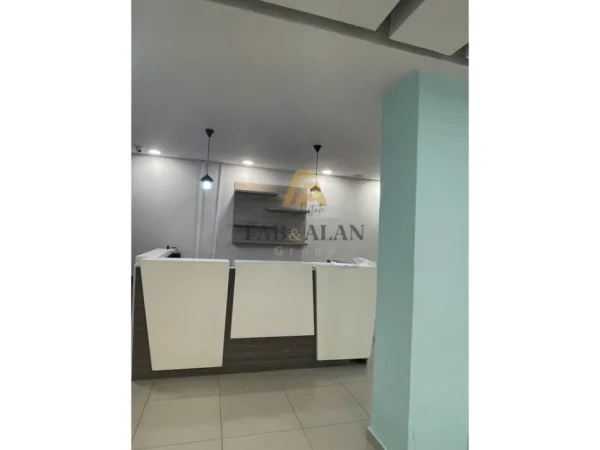 Tirane, jepet me qera ambjent biznesi Kati 0, 700 € (Amerikan 3, Prane KMY)